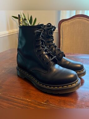 Dr Martens Womens Sz 7 US Classic 8 Eye 1460 Combat Boots Black Leather AirWair